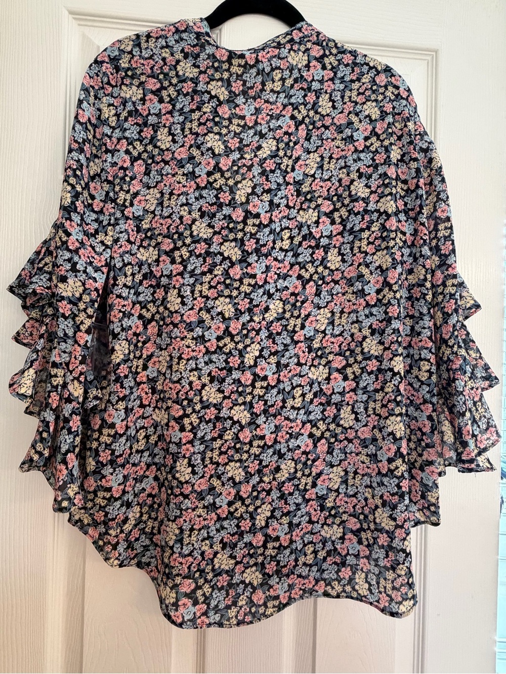 NWT Vince Camuto Navy Floral Ruffle-Sleeve Blouse - Picture 2 of 6
